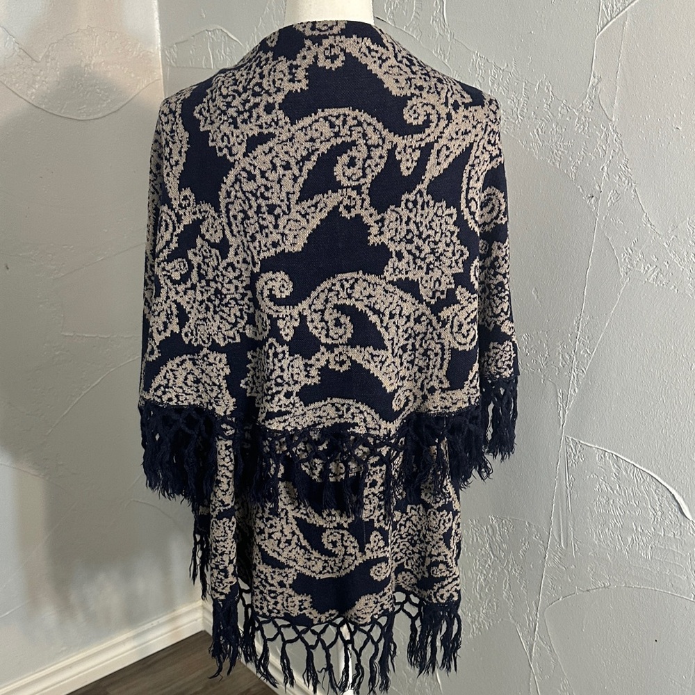 Coco + Carmen Elegant blue and Cream Patterned Cape - Picture 4 of 7